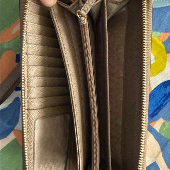 Michael Kors Jet Set Brown Wristlet with Gold Accents. New without tags - Picture 5 of 6
